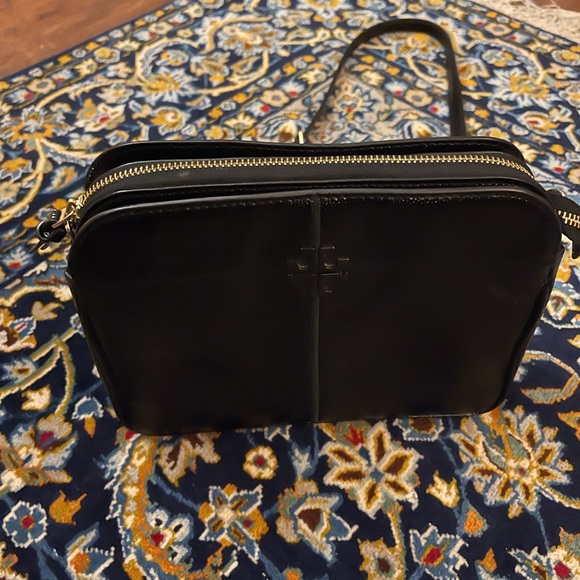 Tory Burch pebbled patent leather crossbody bag - Picture 4 of 9